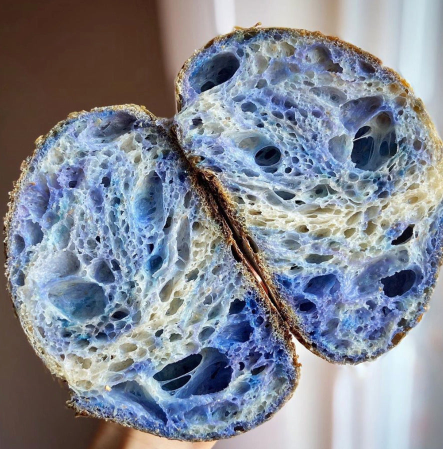 pan azul y croissant con flor de guisante mariposa