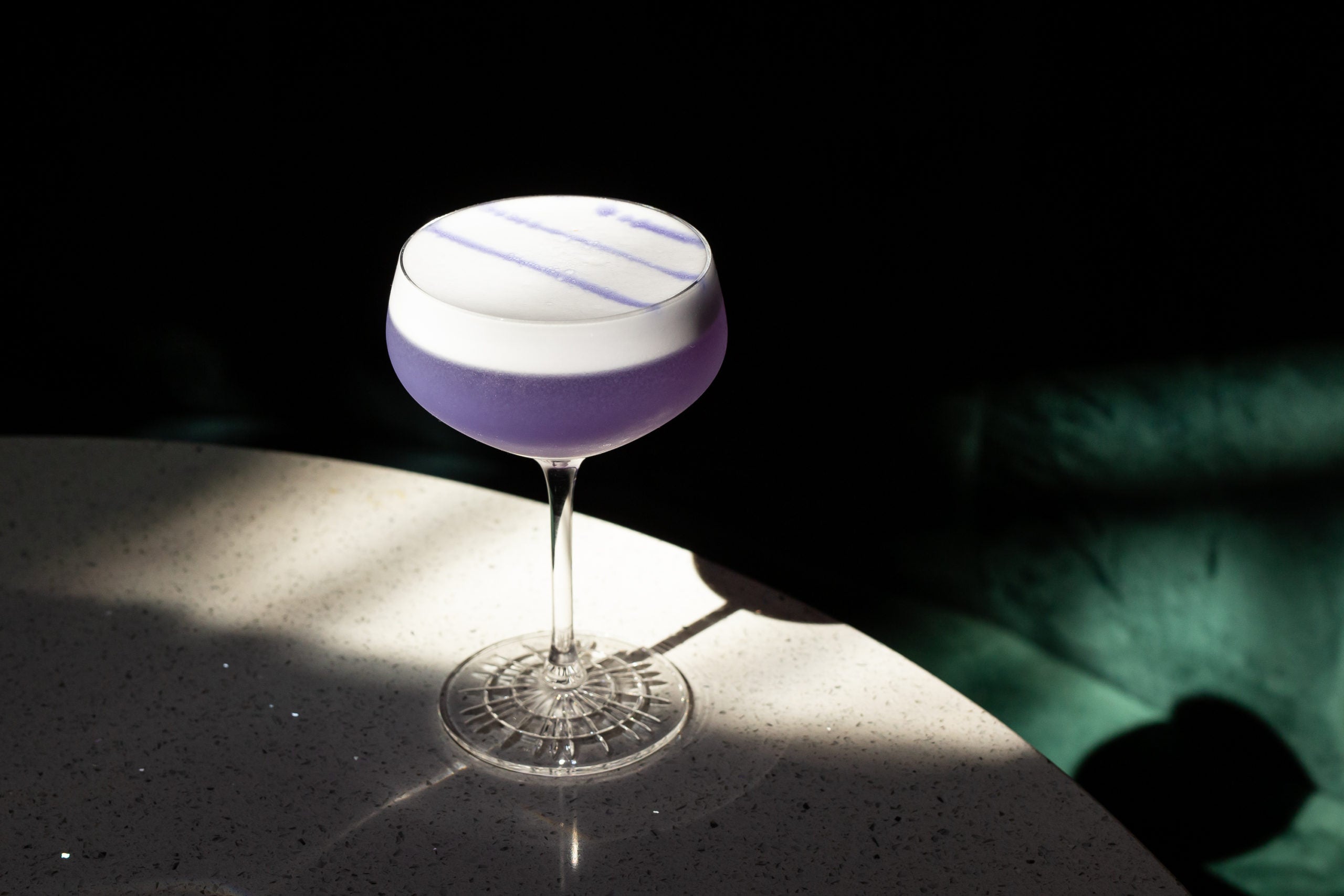 Cocktail bleu et fuchsia avec fleur de pois papillon saporepuro